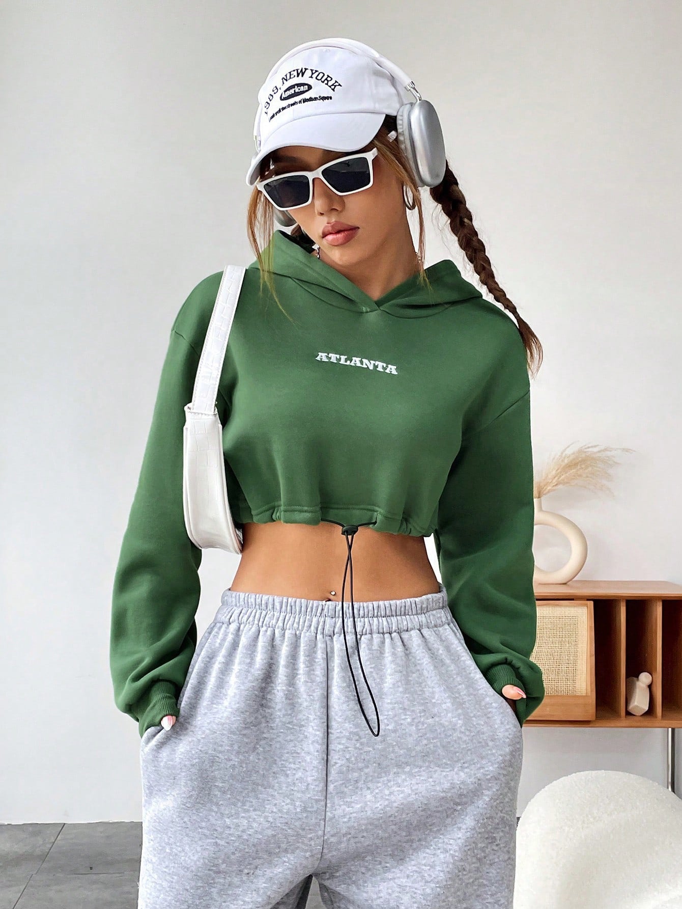 Modern cropped hoodie med unikt broderi och justerbar dragsko