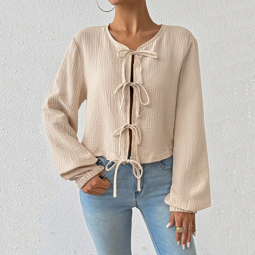 Elegant croppad blus med unika snörningar
