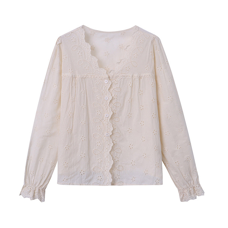 Feminina blus med spets- och knappsdetaljer