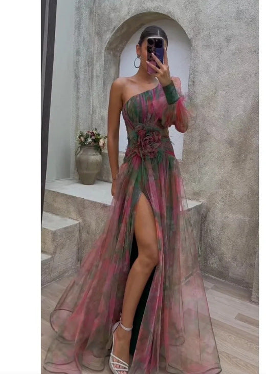 Stilfullt Aftonklänning med Asymmetrisk Silhuett och Blomsterinspiration