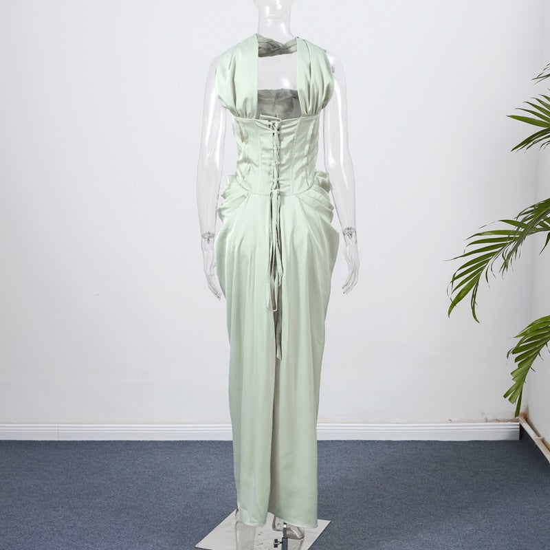 Chic Aftonklänning med Asymmetrisk Design och Elegant Drapering