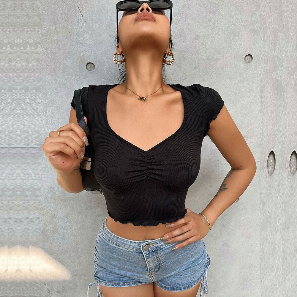 Klassisk cropped top med elegant V-udskæring og rynkedetaljer
