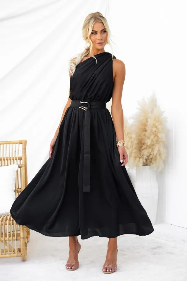 Elegant aftonklänning med asymmetrisk axelrem och stilfull midja