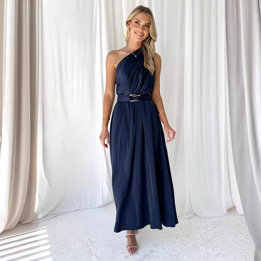 Elegant aftonklänning med asymmetrisk axelrem och stilfull midja