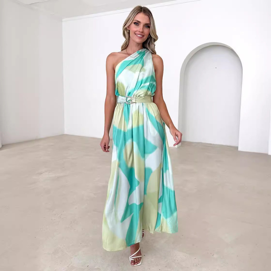 Elegant aftonklänning med asymmetrisk axelrem och stilfull midja