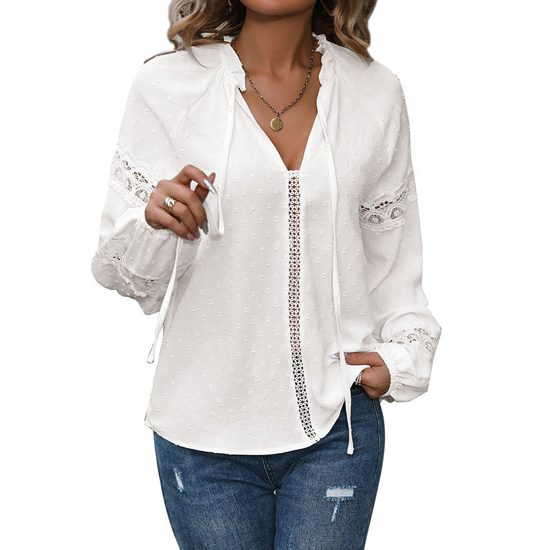 Feminin blus med rynkning och spetsdetaljer