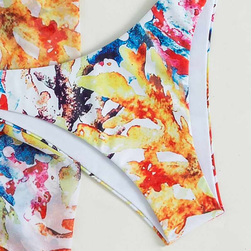 Elegant Bikinikombination med Blommönster och Chic Sarong