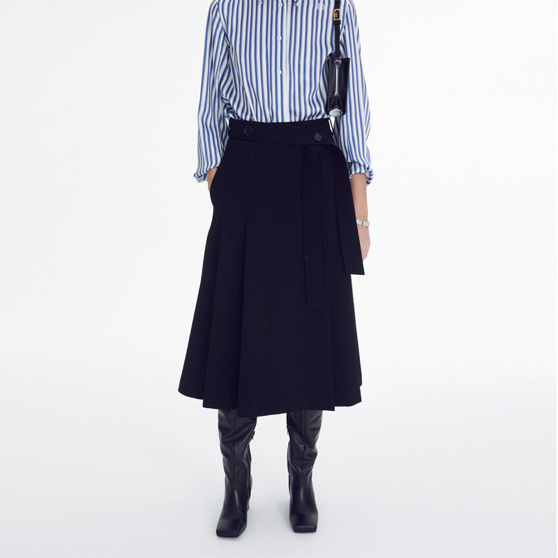 Stilfuld Bluse med Striber og Elegant Knapdetalje