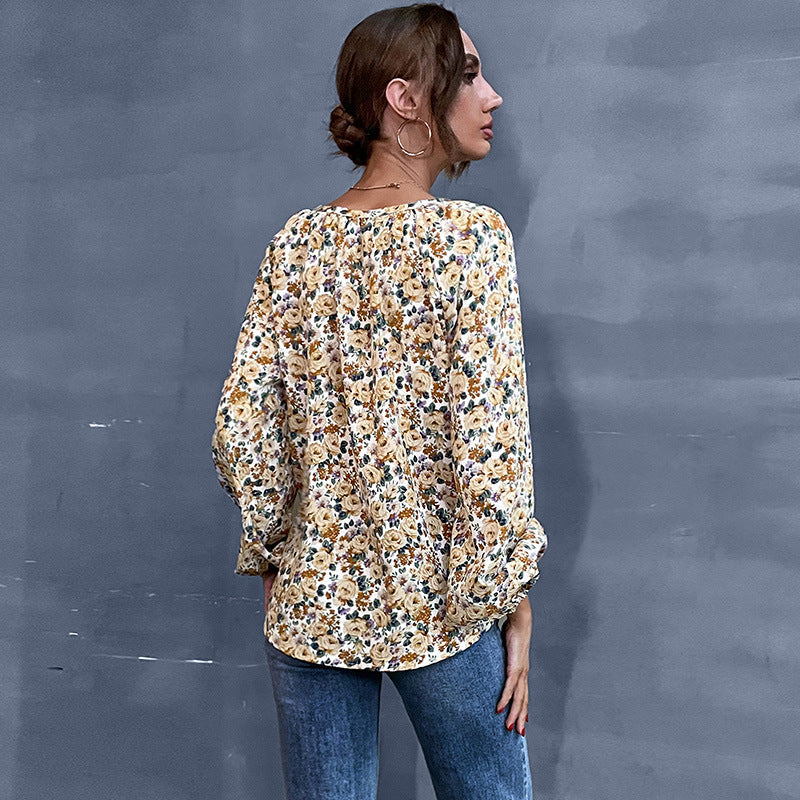 Feminine Bluse med Blomsterprint og Elegant Rynkning