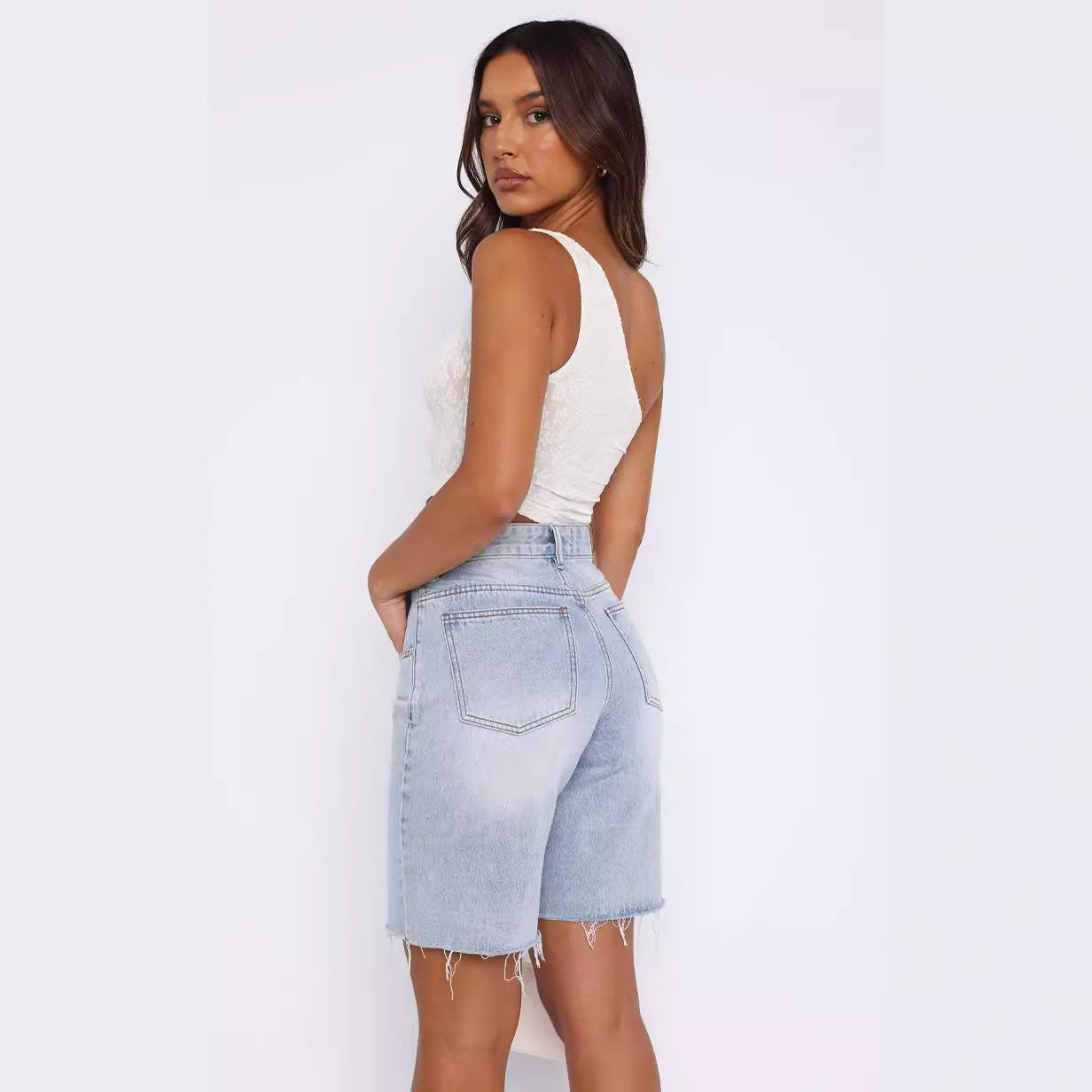 Asymmetrisk Spetsblus med Glittrande Ringdetalj