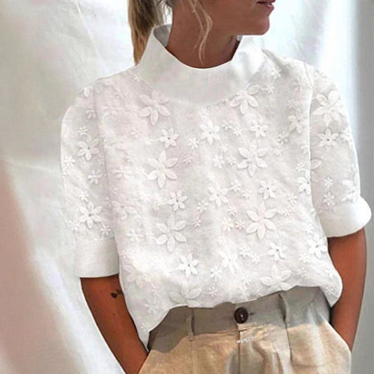 Blommönstrad damblus med kort snitt från ChicAura