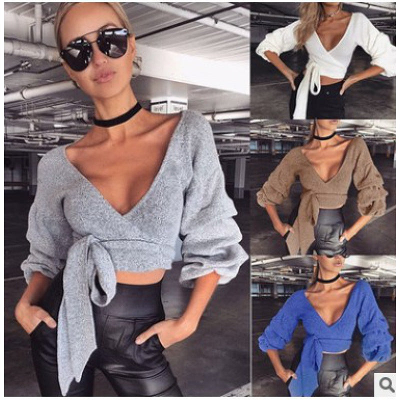 Modern croppad blus med elegant omlott och rymliga ärmar