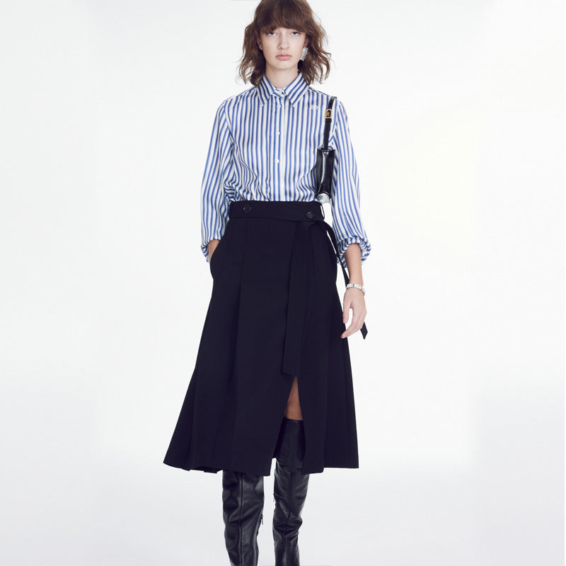 Stilfuld Bluse med Striber og Elegant Knapdetalje