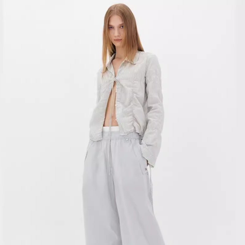 Feminine Bluse med Flotte Detaljer og Figurvenligt Snit
