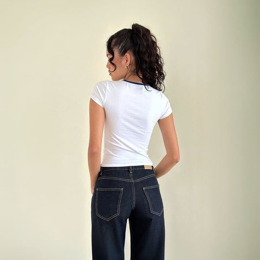 Klassisk Crop-Top med Unikt Udsnit og Elastisk Kant