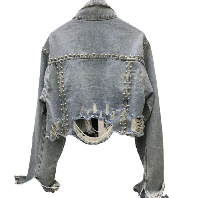 Feminint denimjacka med nitar och fransar
