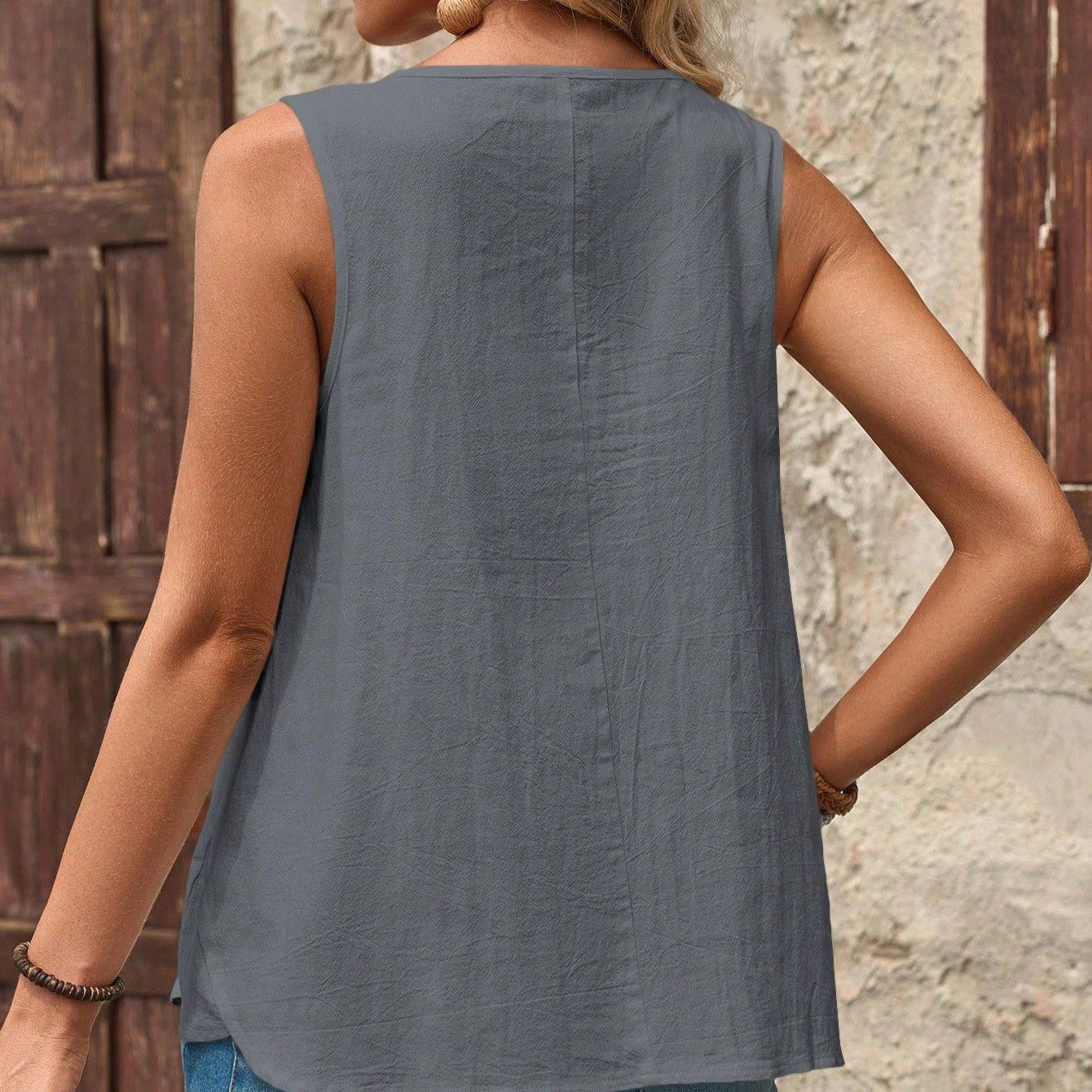 Chic ärmlös blus med eleganta knappar från Stilsäker