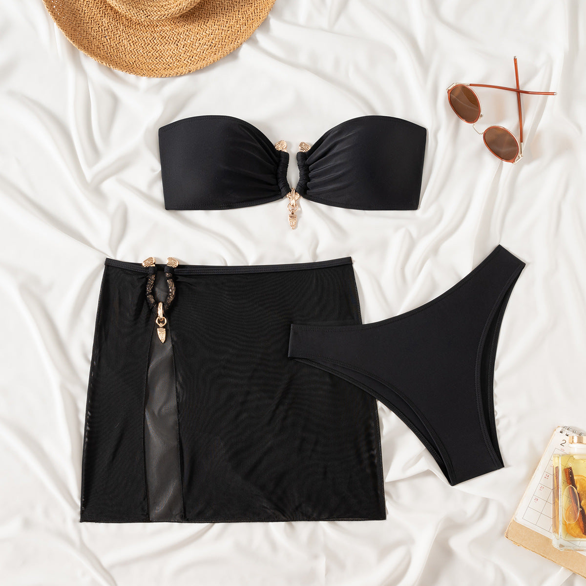 Snygg Bandeau-Bikini med Chic Kjolöverdrag
