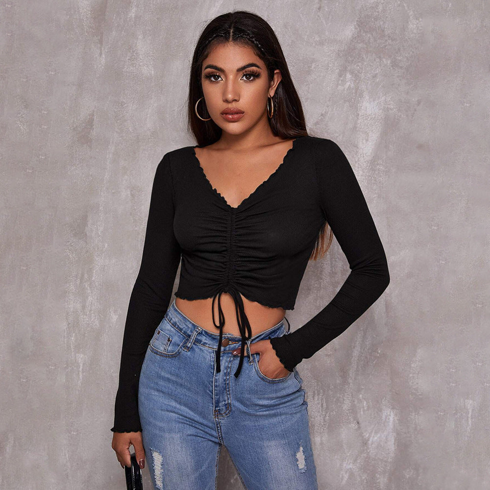 Moderne cropped top med snøring og delikate flæsedetaljer