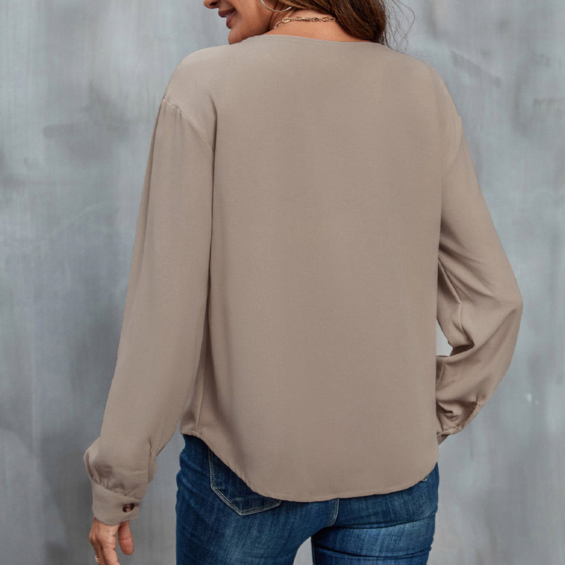 Chic Bluse med Unikke Knappetræk og Asymmetrisk Udsnit