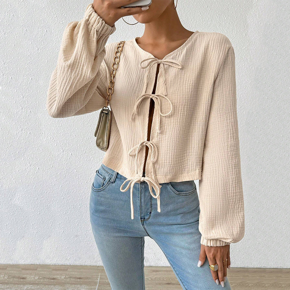 Elegant croppad blus med unika snörningar