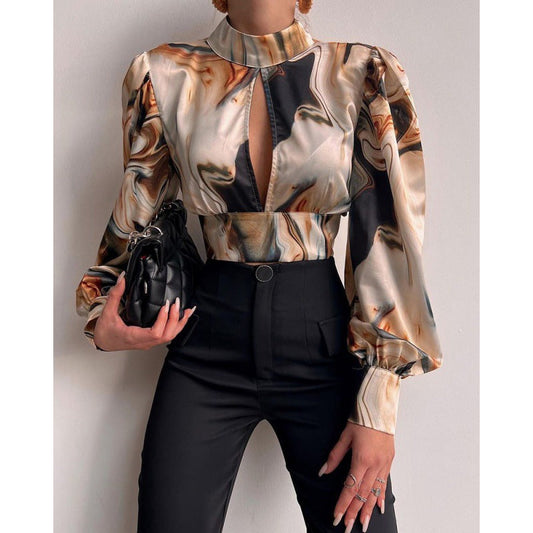 Chic blus med nyckelhålsdetalj och voluminösa ärmar
