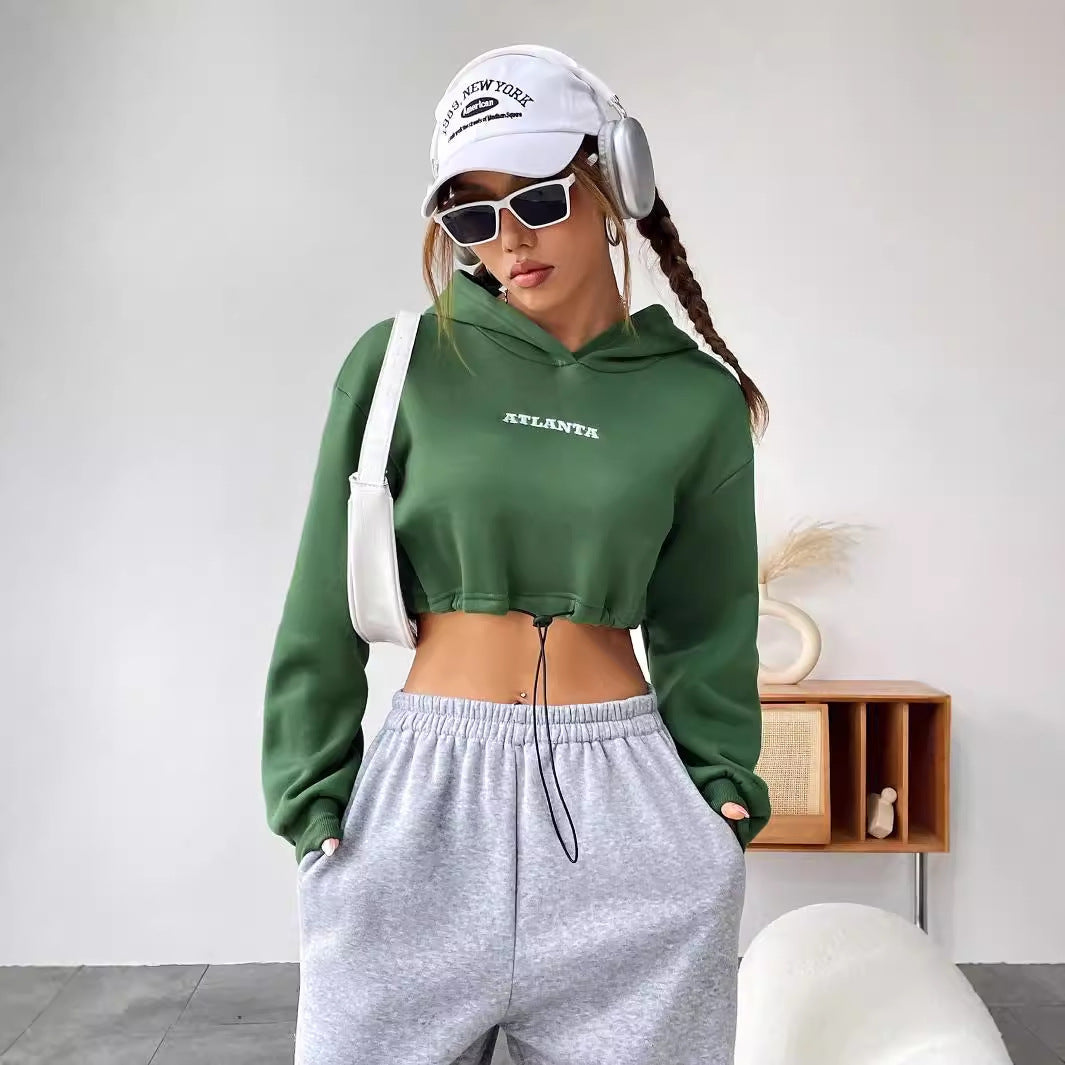 Modern cropped hoodie med unikt broderi och justerbar dragsko