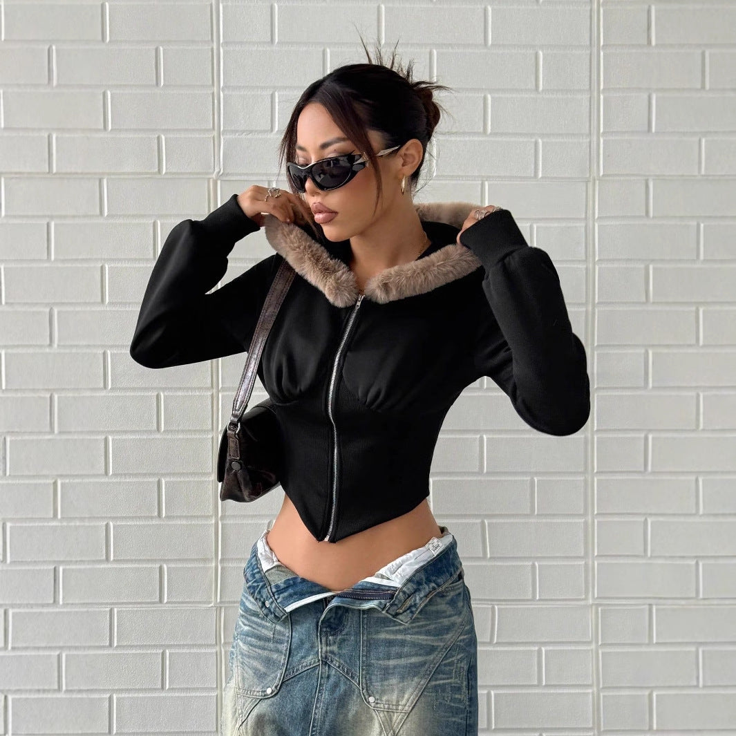 Kort hoodie med lyxig pälsdetalj från ChicFrost