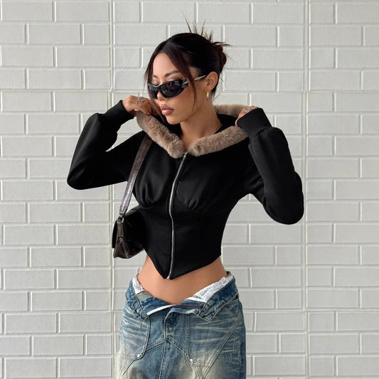 Kort hoodie med lyxig pälsdetalj från ChicFrost
