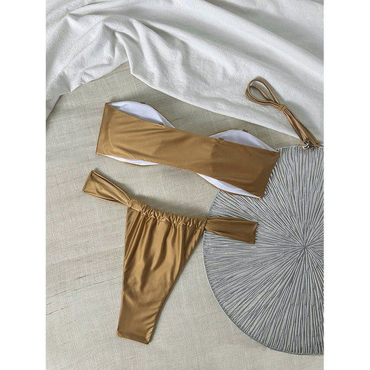Stilren Bandeau-Bikini med Lyxig Snäckdetalj