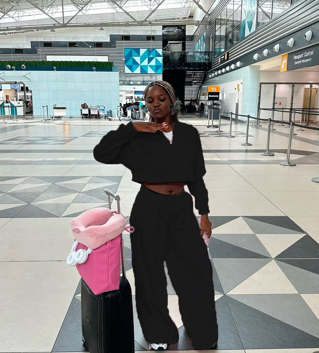 Stilfuldt cropped sæt med pullover og bukser