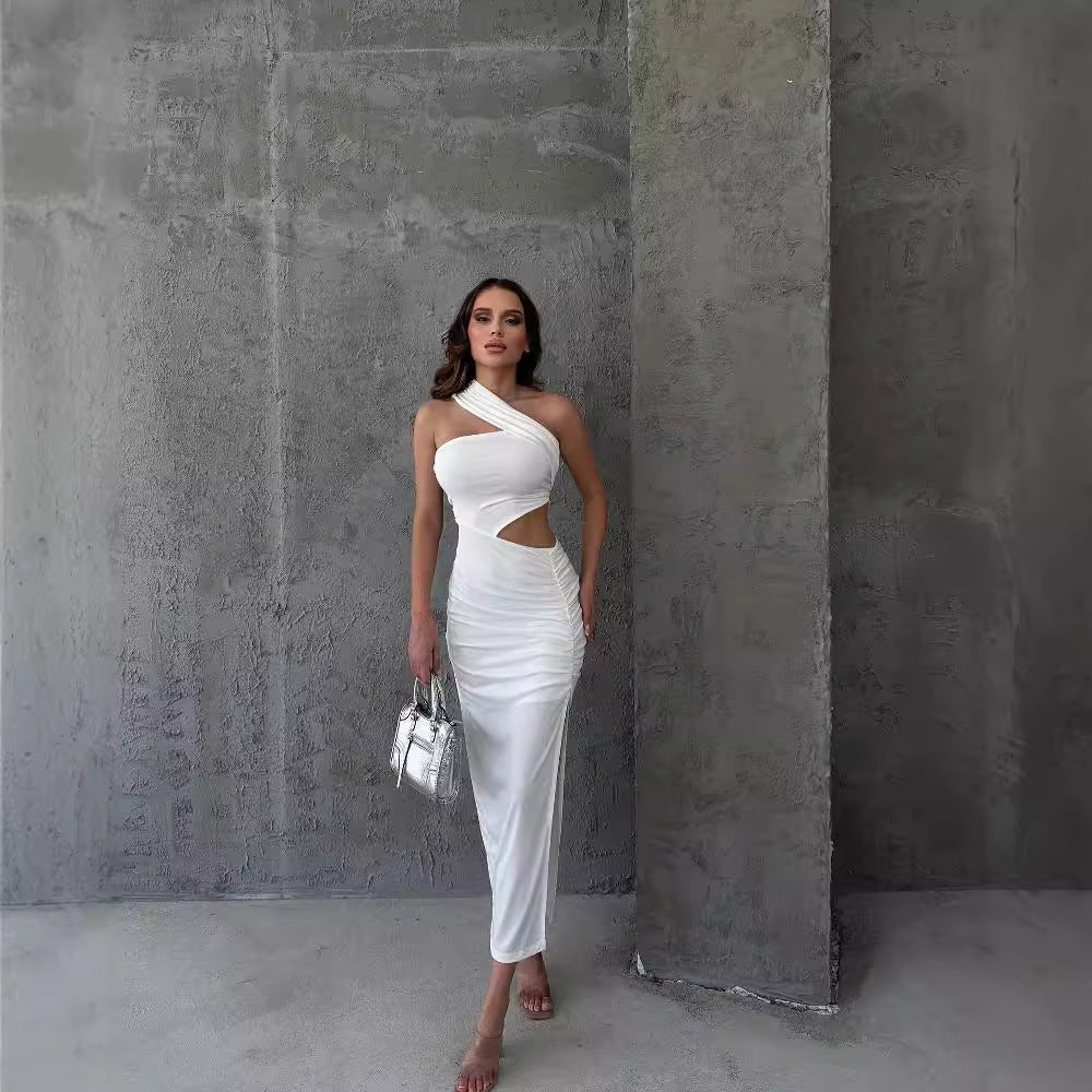 Asymmetrisk Maxiklänning med Cut-Out och Feminin Volang