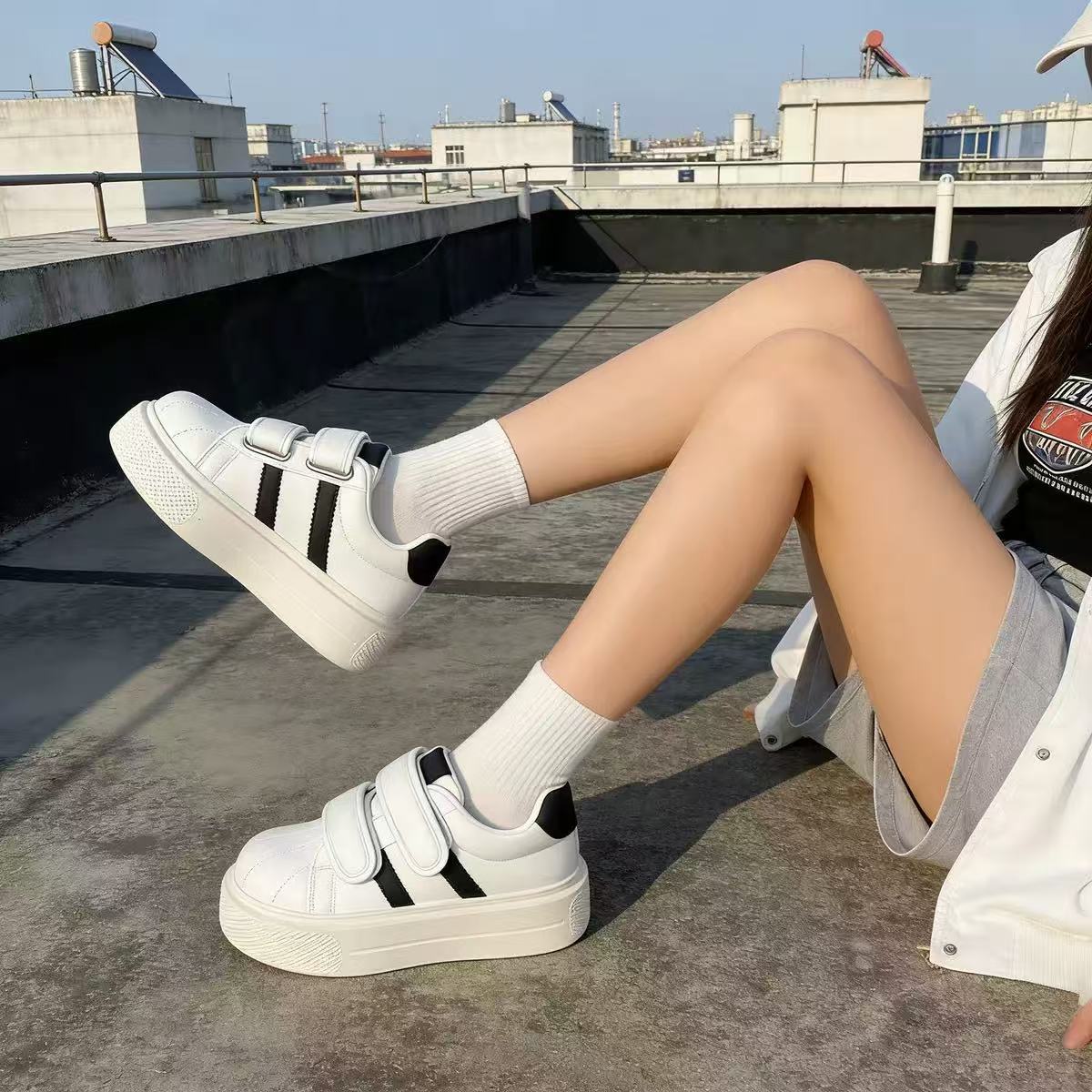 Elegant och Funktionell Sneakers med Justerbar Stängning