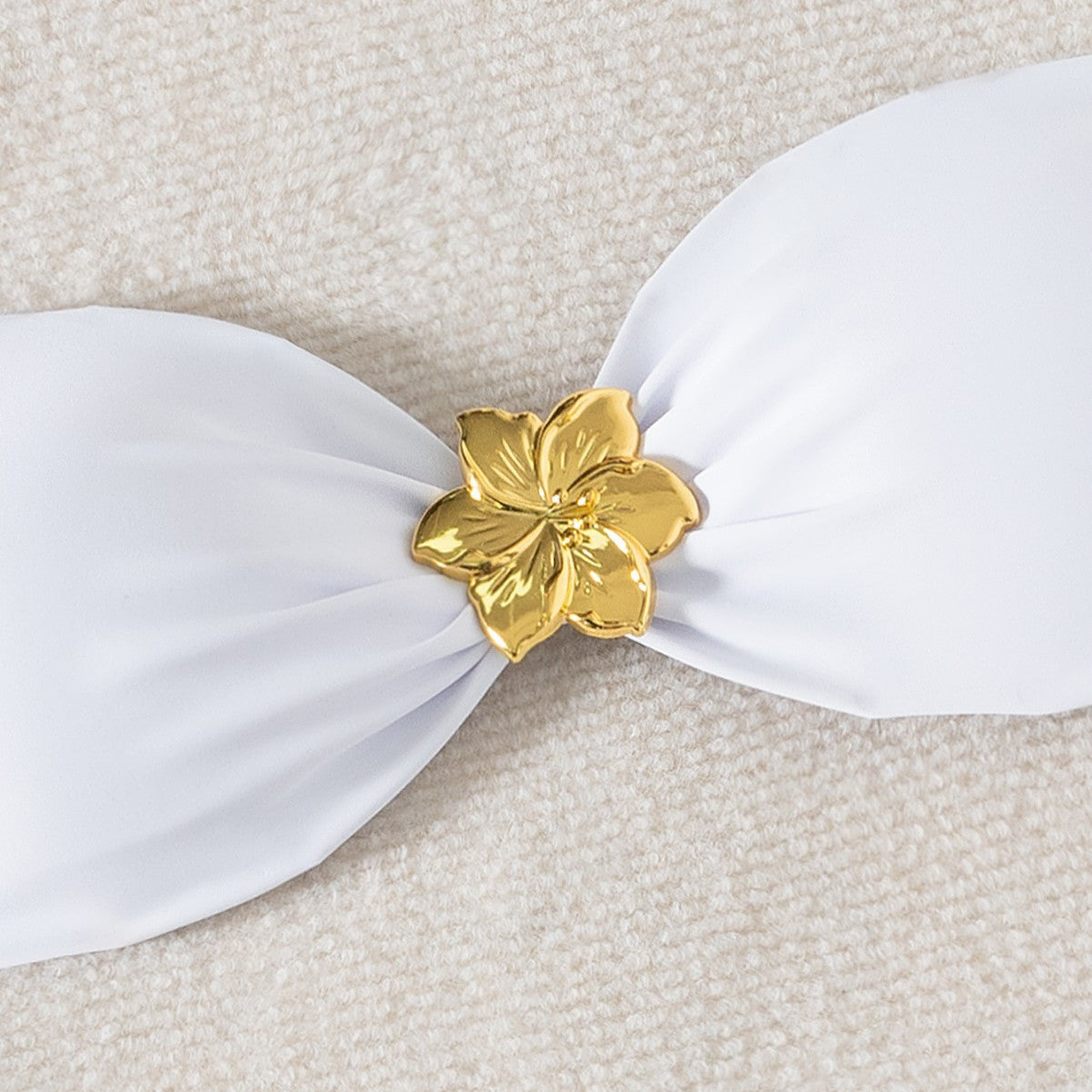 Elegant Bandeau-Bikini med Lyxig Guldspänne