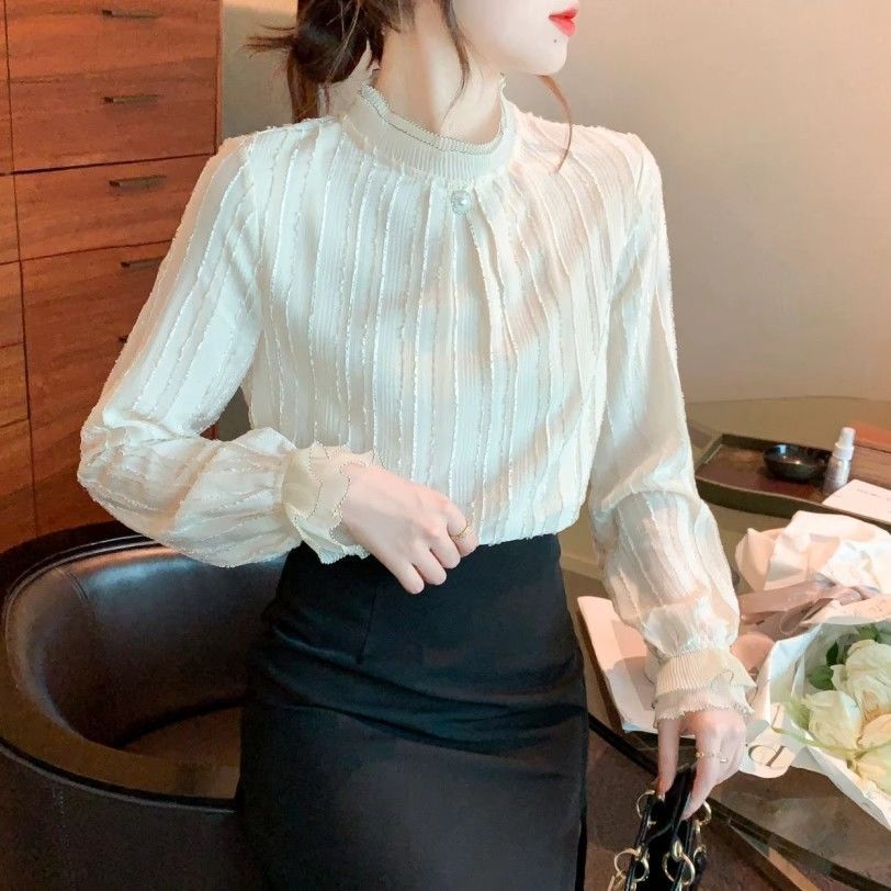 Feminine Bluse med Struktureret Design og Flatterende Detaljer