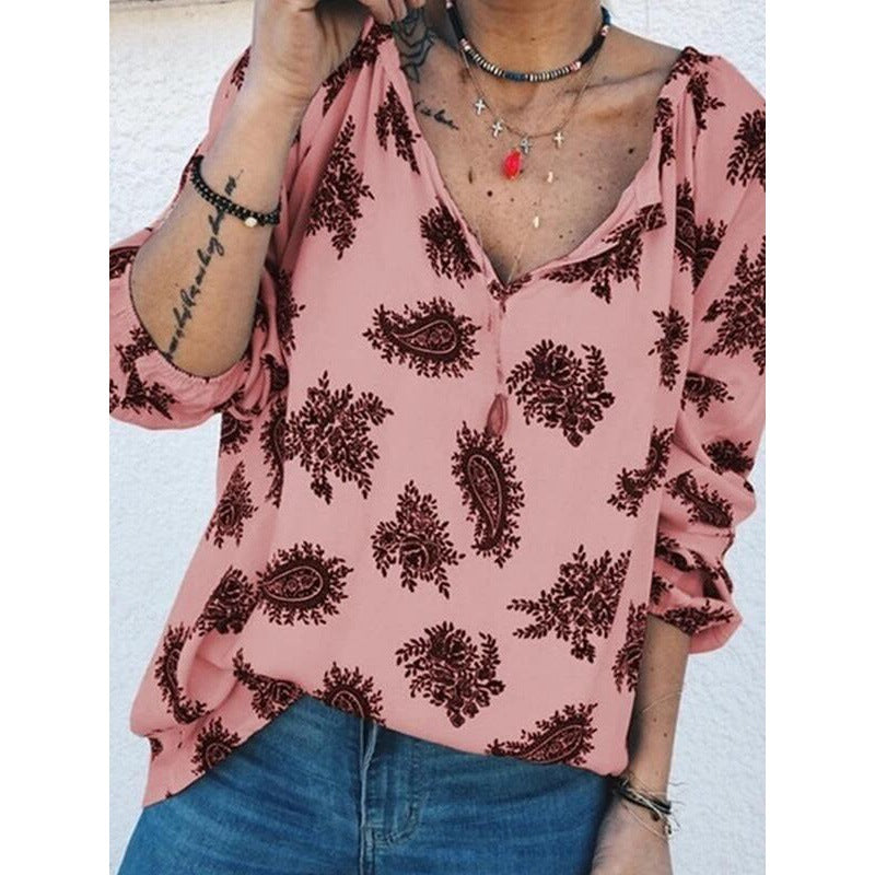 Elegant blus med paisleymönster och lös silhuett