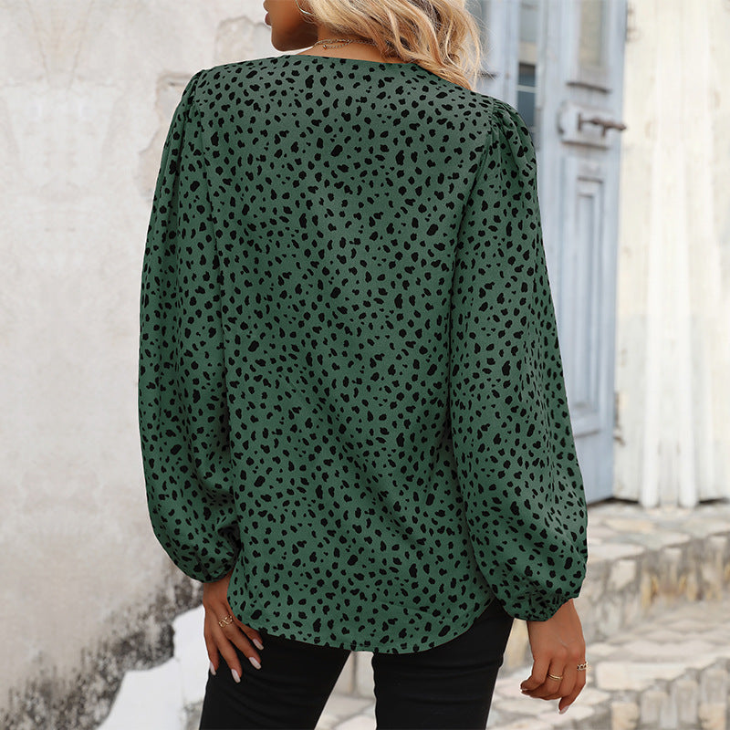 Stilfull blus med trendiga puffärmar och grafisk design
