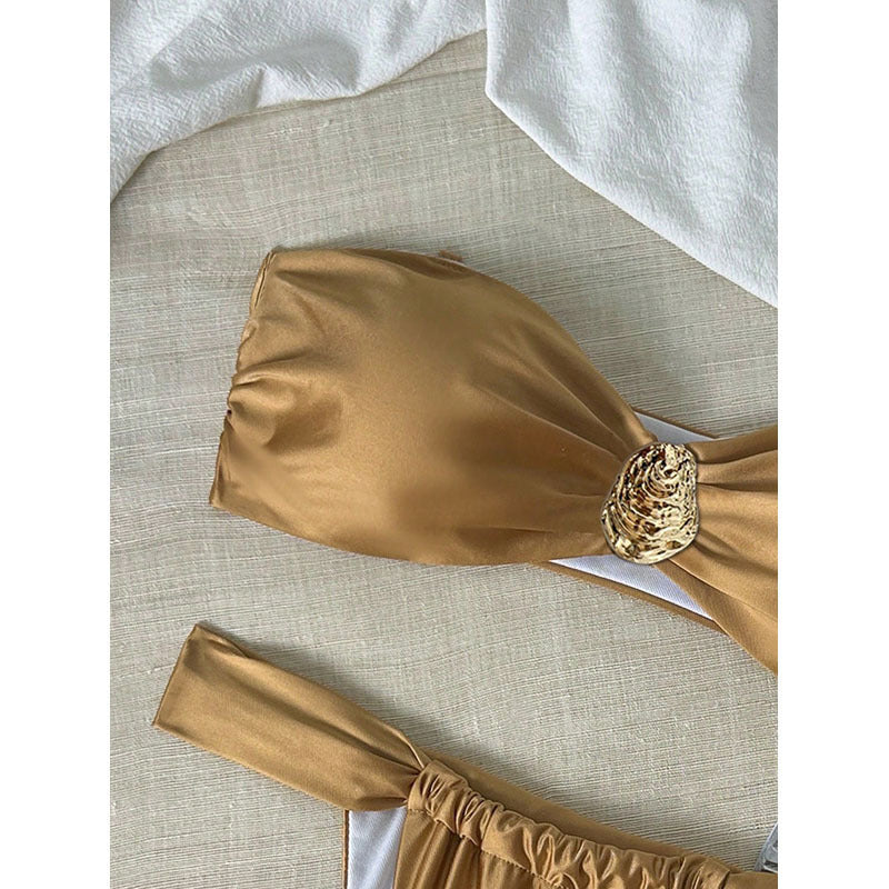 Stilren Bandeau-Bikini med Lyxig Snäckdetalj