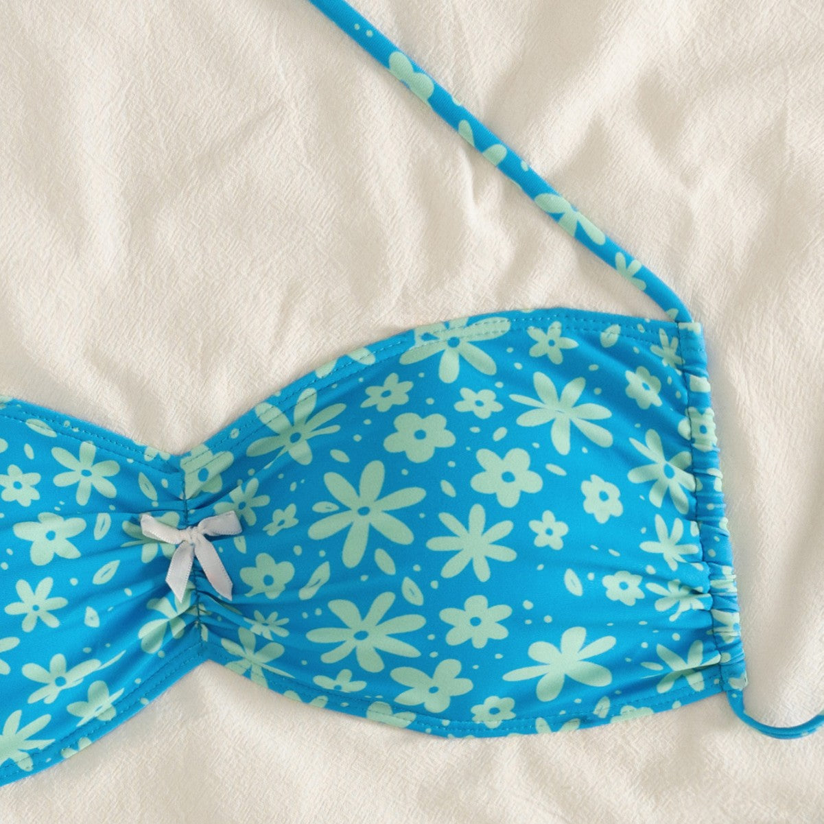 Blomstrande Bandeau-Bikini för Stilsäkra Kvinna