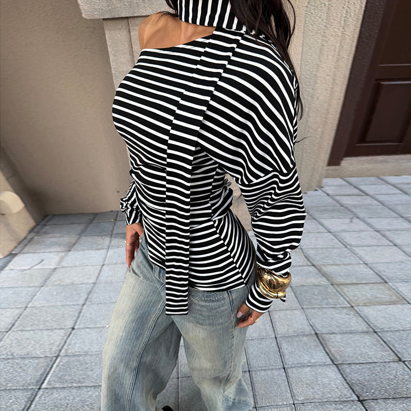 Asymmetrisk blus med axelbar design och stilfull knut