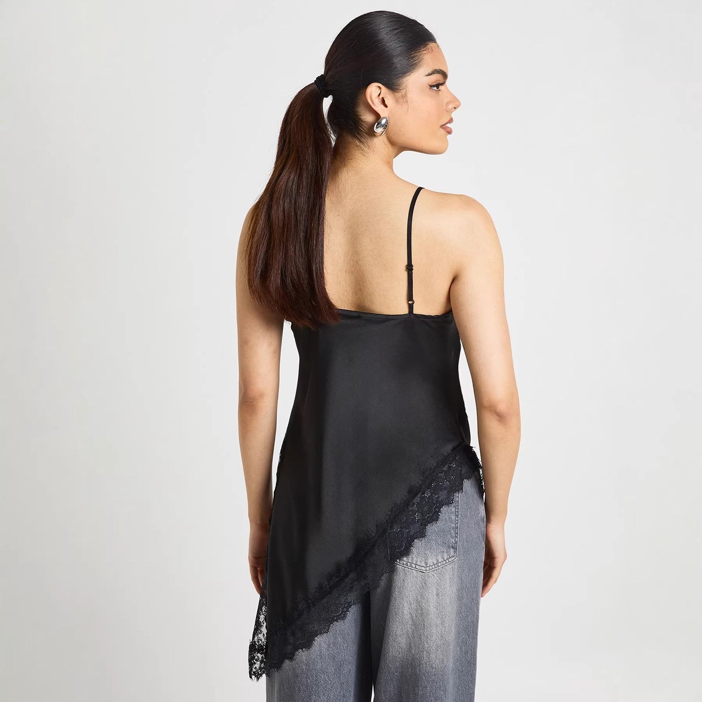 Asymmetrisk Spets-Cami med Lyxiga Detaljer