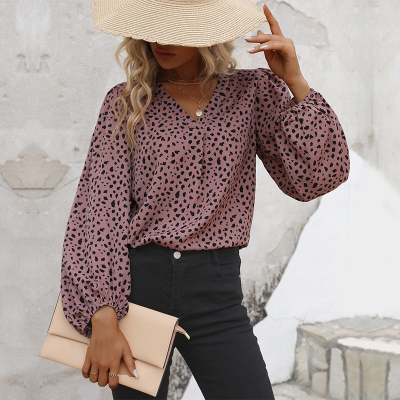 Stilfull blus med trendiga puffärmar och grafisk design