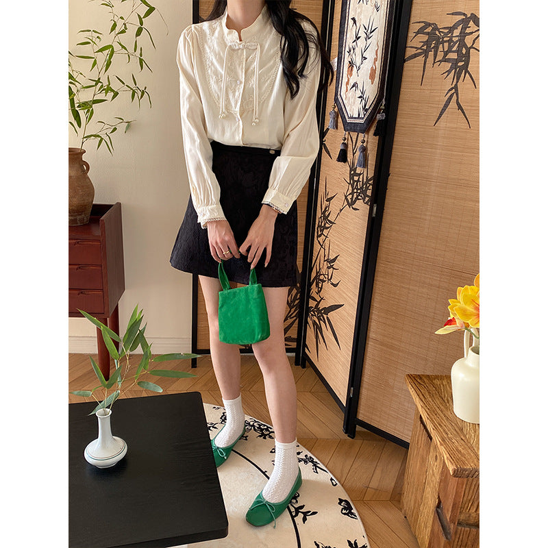 Feminine Bluse med Flæser og Perle Detaljer