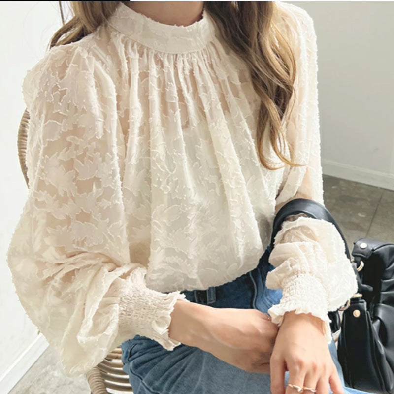 Feminin blus med blomdesign och puffärmar