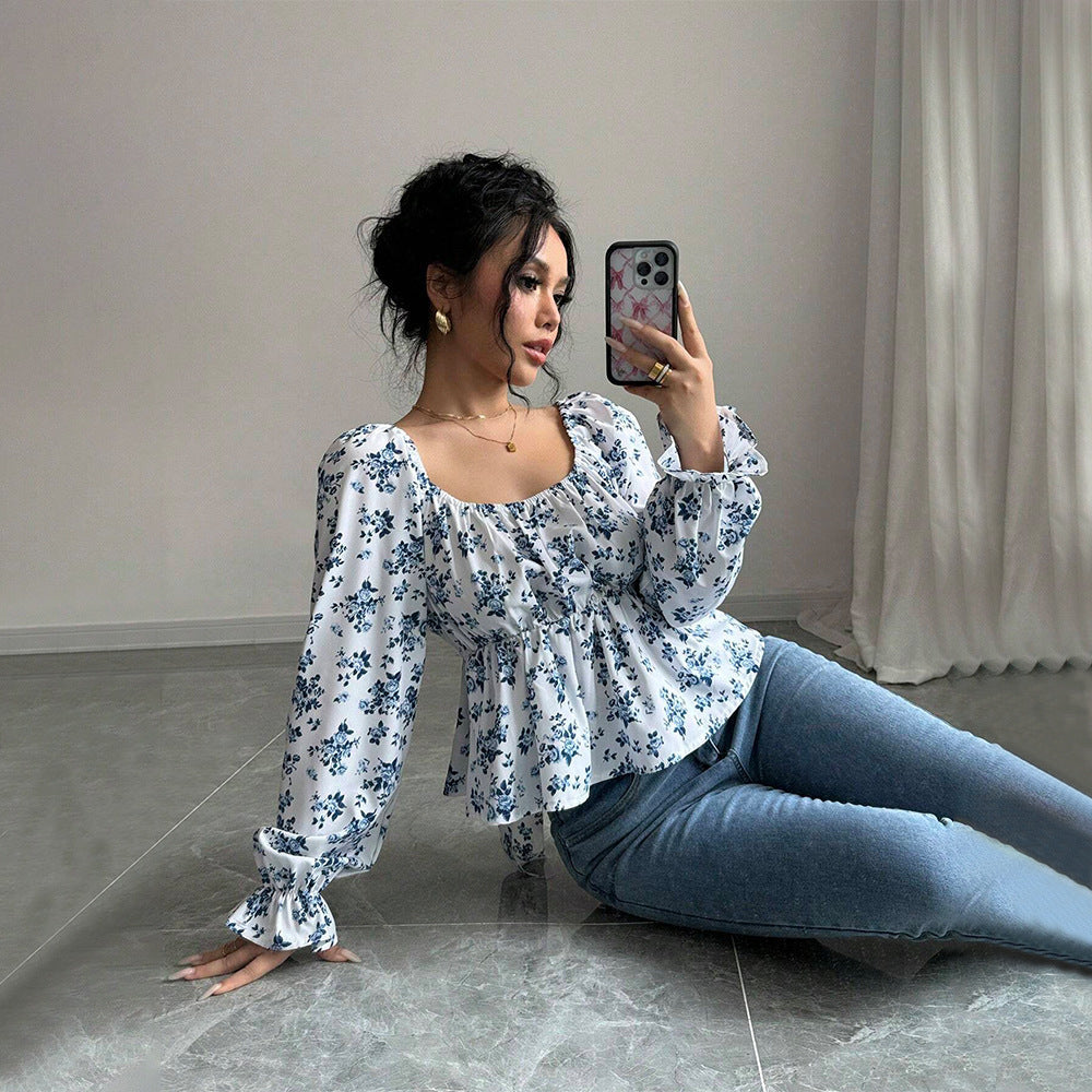 Stilfull blus med blomstertryck och puffärm
