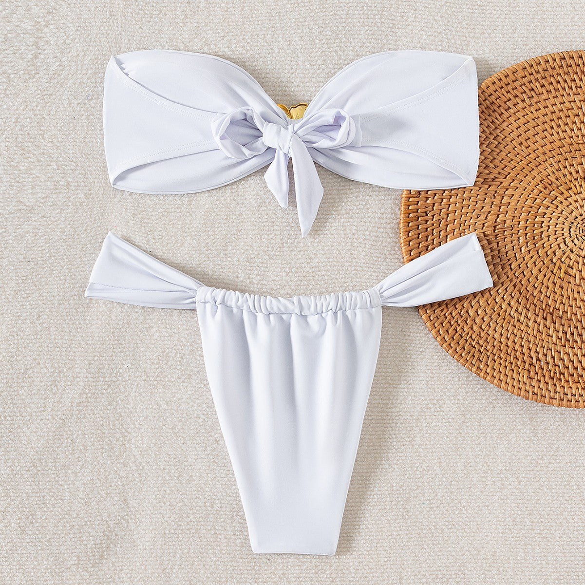 Elegant Bandeau-Bikini med Lyxig Guldspänne