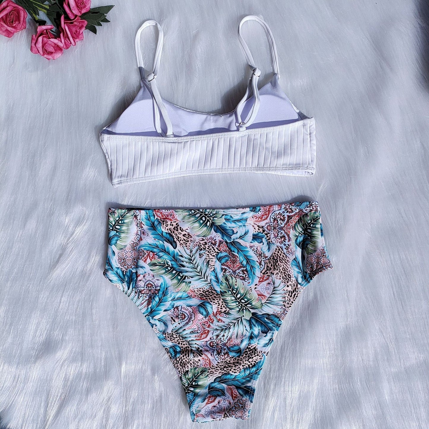 Kvinnligt Bikiniset med Blomsterdesign och Trendig Passform