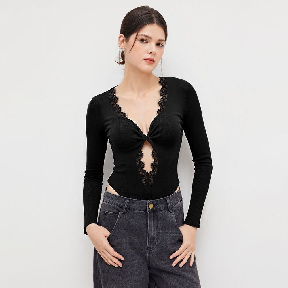 Elegant Bodysuit med dyb V-udskæring og delikat blonder