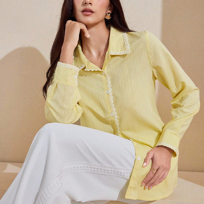 Elegant blus med blomdesign och chica knappdetaljer