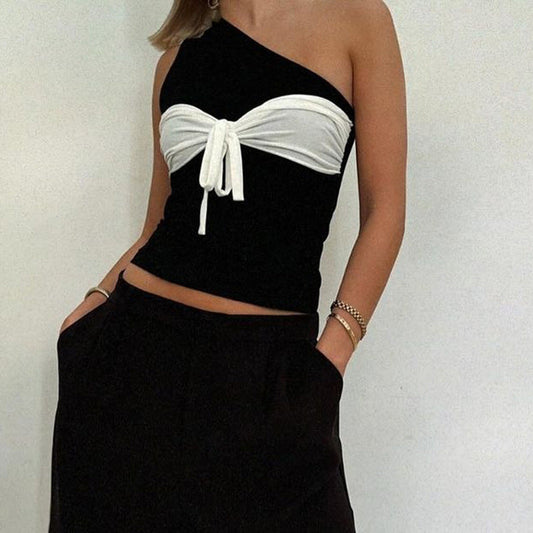 Asymmetrisk Crop-Top med Eleganta Wrapdetaljer